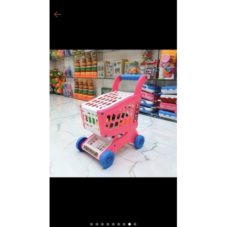 Xe siêu thị có túi trái cây