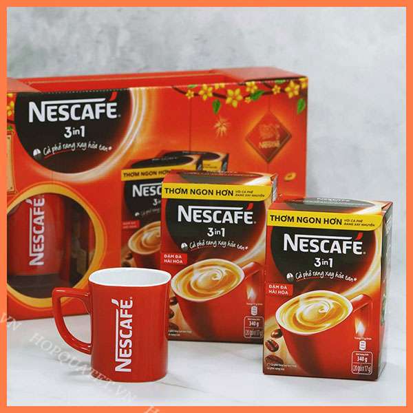 Mẫu Tết 2022-Hộp quà Tết NESCAFÉ 3in1 Cà phê rang xay hòa tan Đậm đà hài hòa với ly sứ đỏ (2 hộp x 20 gói x 17g)