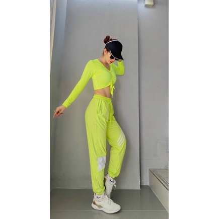 Áo dài tay dáng croptop chất thun lạnh tập thể thao.