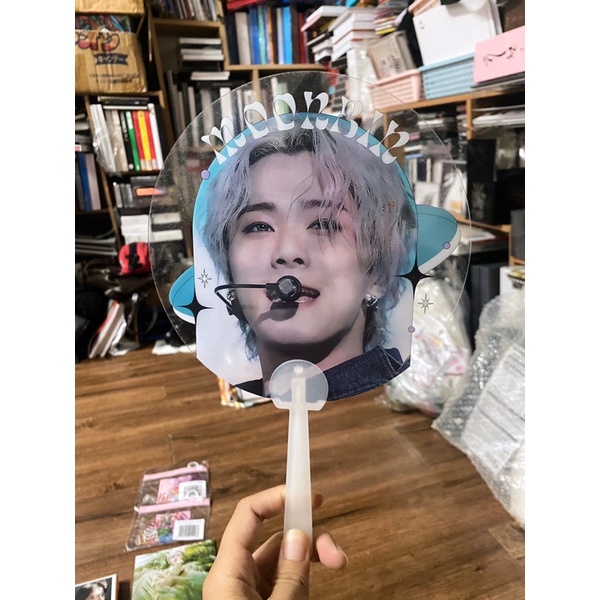 Astro goods Quạt cầm tay những member như hình.