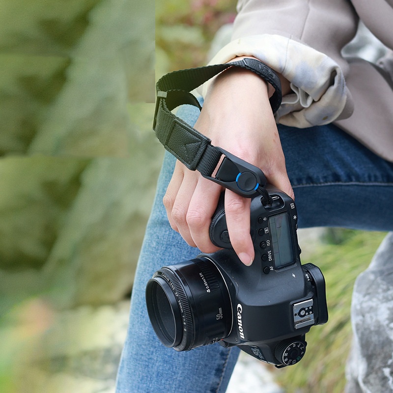 Dây đeo máy ảnh thao tác nhanh Quick Release.