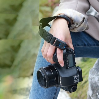 Dây đeo máy ảnh thao tác nhanh Quick Release.