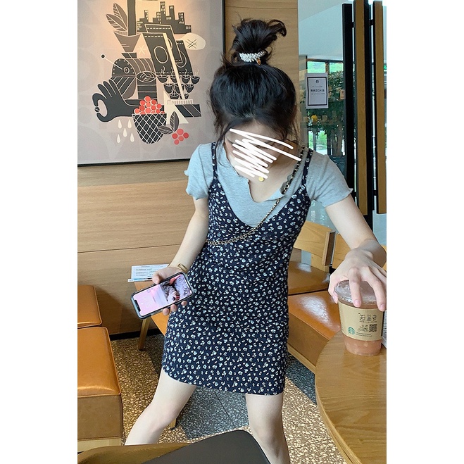 (HÀNG SẴN) Set váy yếm hoa nhí cổ V ôm body dáng A-line đáng yêu+ Áo thun cộc tay màu xám