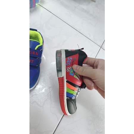 Giày bé trai có đèn màu đỏ