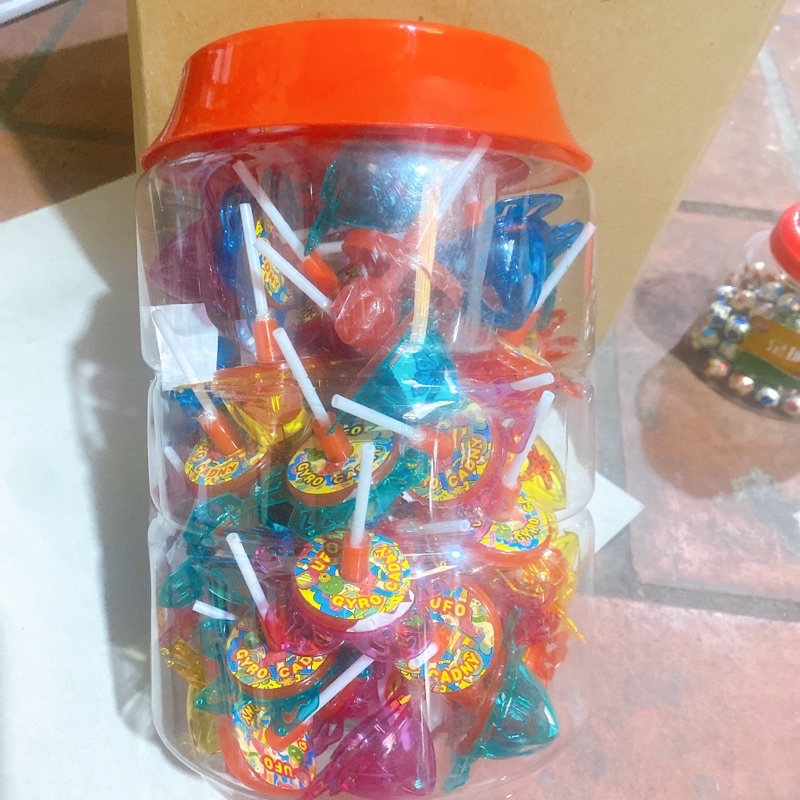 Lọn50 que kẹo mút kèm đồ chơi siêu đẹp