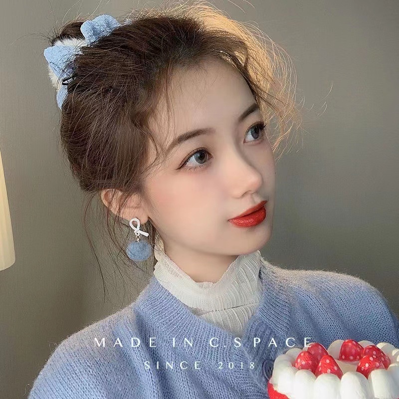 Bông Tai Đính Bóng Lông Màu Xanh Dương / Trắng Thời Trang Thu Đông Dễ Thương Cho Nữ