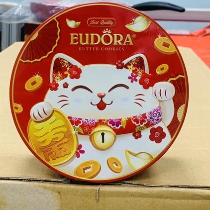 Bánh Eudora Hộp Thiếc Mèo Thần Tài Đỏ 112g