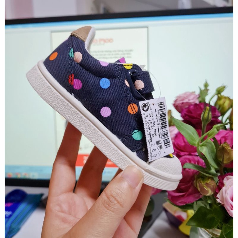 Giày vải họa tiết chấm bi, đế cao su ép phun, chuẩn xuất