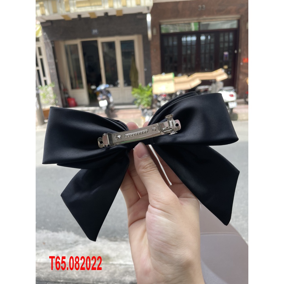 Nơ đen cài tóc cô dâu mới