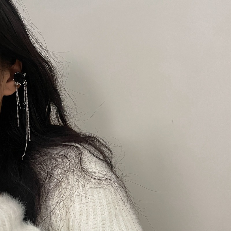 Khuyên Kẹp Vành Tai Tua Rua Hình Hoa Hồng Đen Cá Tính