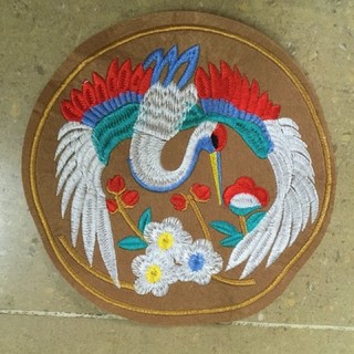 Sticker thêu là ủi tròn cò nâu