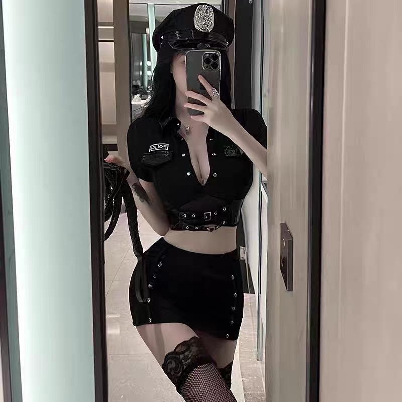 Set hoá trang cosplay nữ cảnh vệ