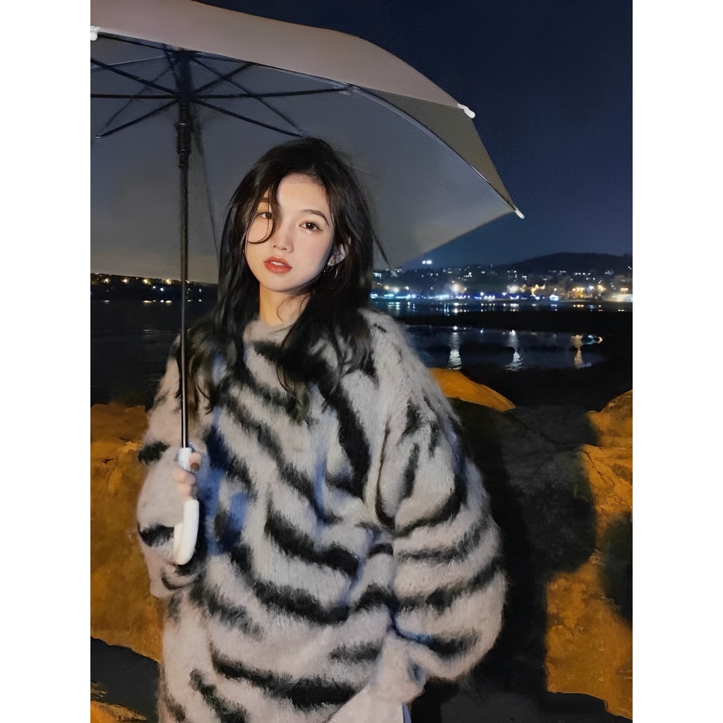 Áo Sweater Dệt Kim Dáng Rộng Dài Cổ Tròn Họa Tiết Ngựa Vằn Striped Phong Cách Đường Phố Cao Cấp