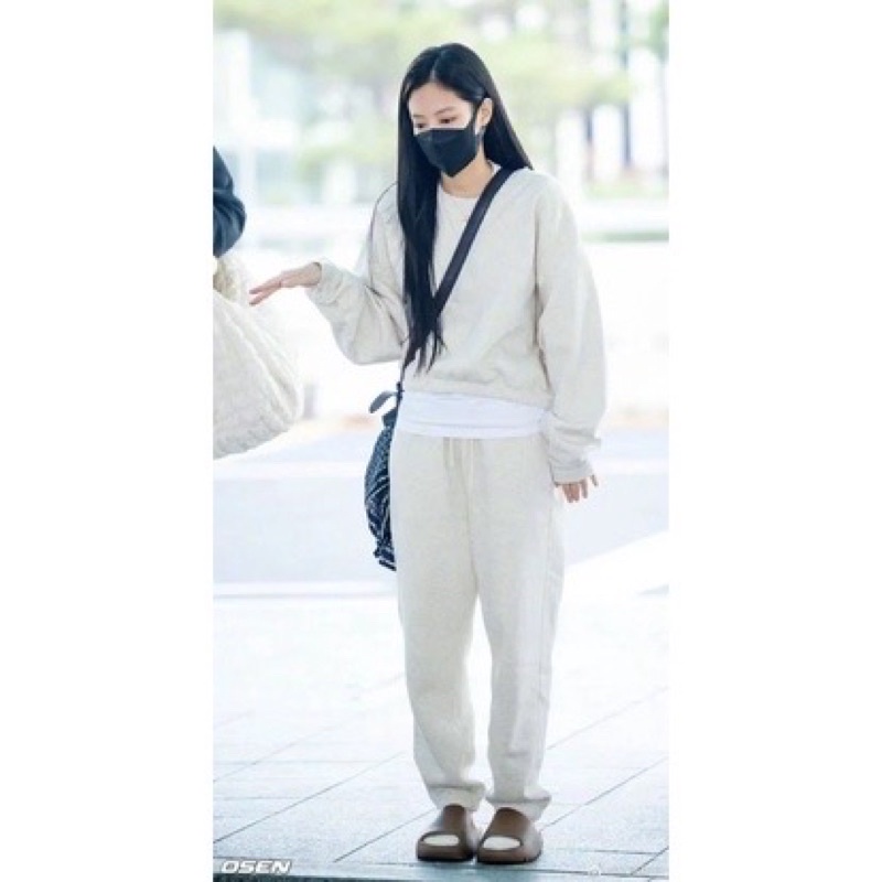 Dép Slide đế bánh mì giống Jennie Blackpink