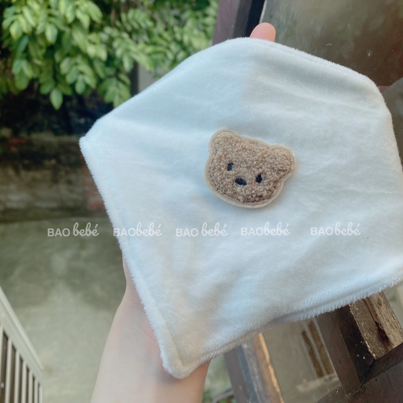 yếm tam giác lông Nhung siêu mềm mịn giữ ấm cổ cho bé trai và bé gái thêu gấu dễ thương