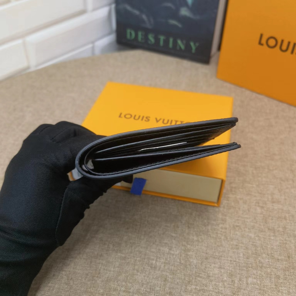 Louis Vuitton VI's New Wallet M69075