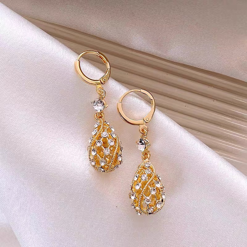 Khuyên Tai Hình Giọt Nước Rỗng Đính Kim Cương Giả Phong Cách Thu Đông Mới Thanh Lịch Cho Nữ