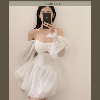 Đầm trắng dây yếm phối tay voan xòe khoét ngực
