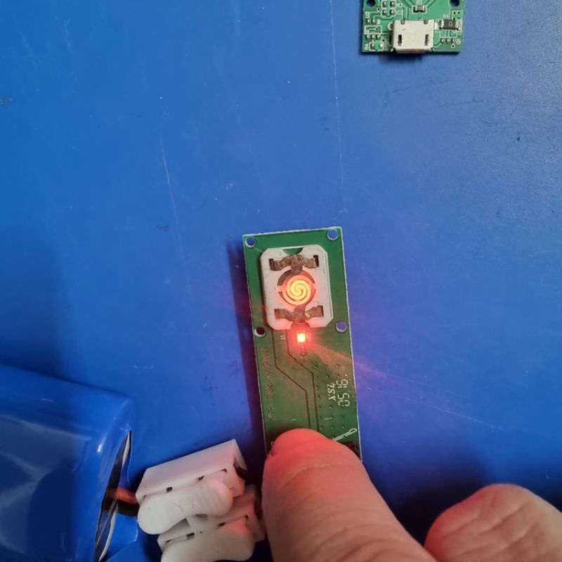 bảng mạch điện tử chế đèn bật (sử dụng pin 3.7v) cũ tháo máy