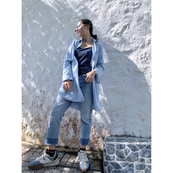 Áo sơmi jean dài và quần jean xanh