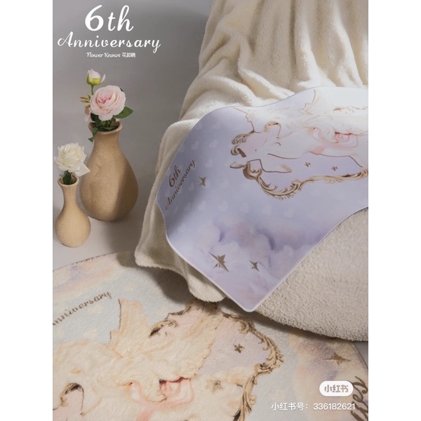 Có sẵn - thảm lông tròn lót bàn phím Flower Knows sinh nhật 6 tuổi