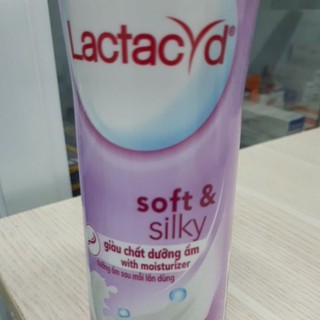 Dung dịch vệ sinh Lactacyd SOFT $ SILKY dưỡng ẩm.