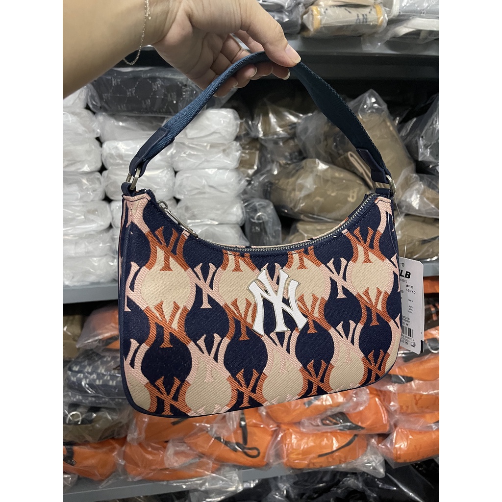 (TQXK 1:1) Túi Kẹp nách M/L/B màu mới về thêm đủ màu ạ ✅ Túi có kèm dây đeo chéo  Size 26x18x6cm Sẵn 2 màu