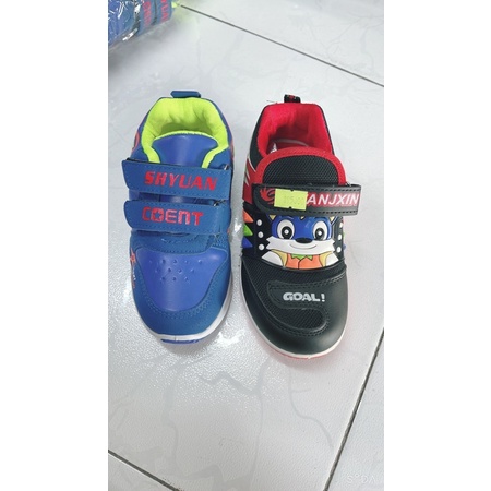 Giày bé trai có đèn màu đỏ