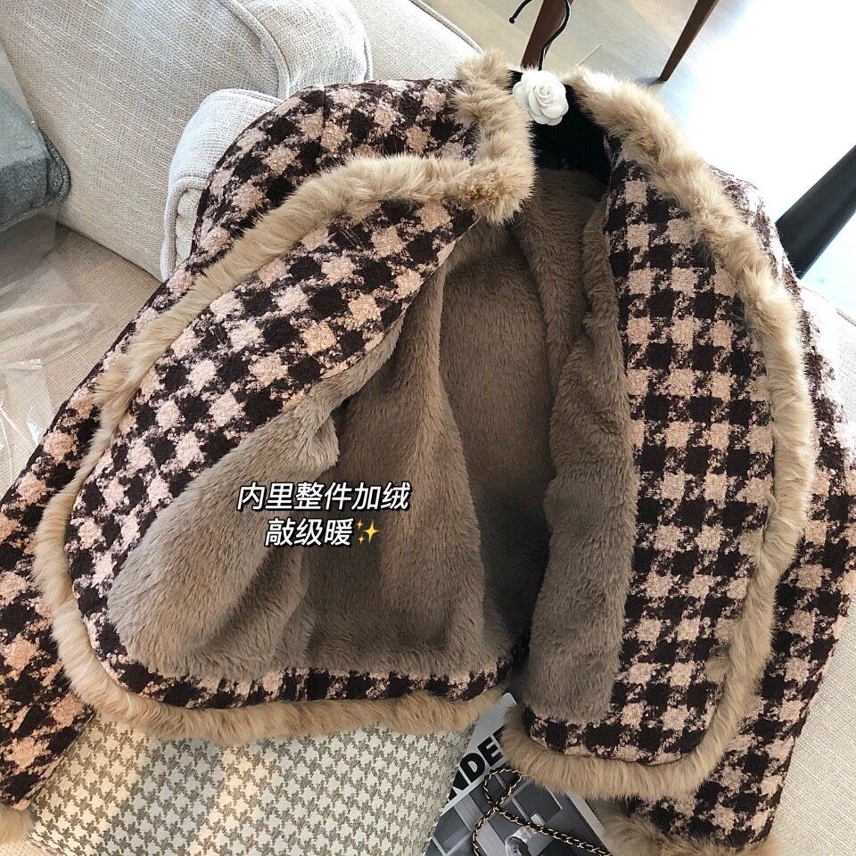 YY The clothes are ferrets and white robes, which provide winter clothing for women in winter.