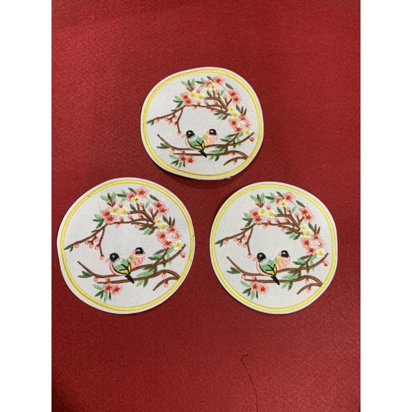 Sticker thêu là ủi tròn chim đôi vàng