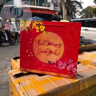 Hình ảnh Túi giấy đựng quà Tết in Chúc Mừng Năm Mới màu Đỏ bóng - GIAO NGẪU NHIÊN