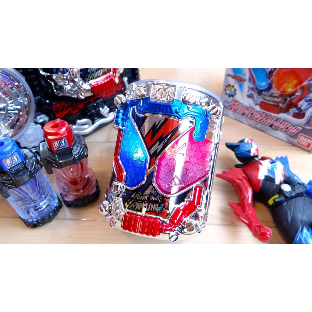 Mô hình đồ chơi chính hãng Bandai DX Rabbit Tank Sparkling Full Bottle - Kamen Rider Build