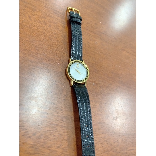 Đồng hồ nữ si hiệu Seiko, mặt vân caro độc đáo, mặt tròn dây da đen