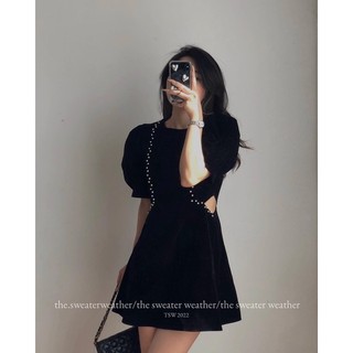 Váy nhung đen tay bồng khoét eo đính đá