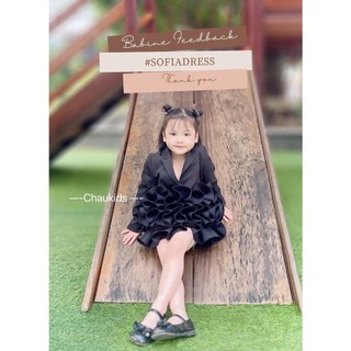 Đầm đen cổ vest xếp ly tầng bé gái