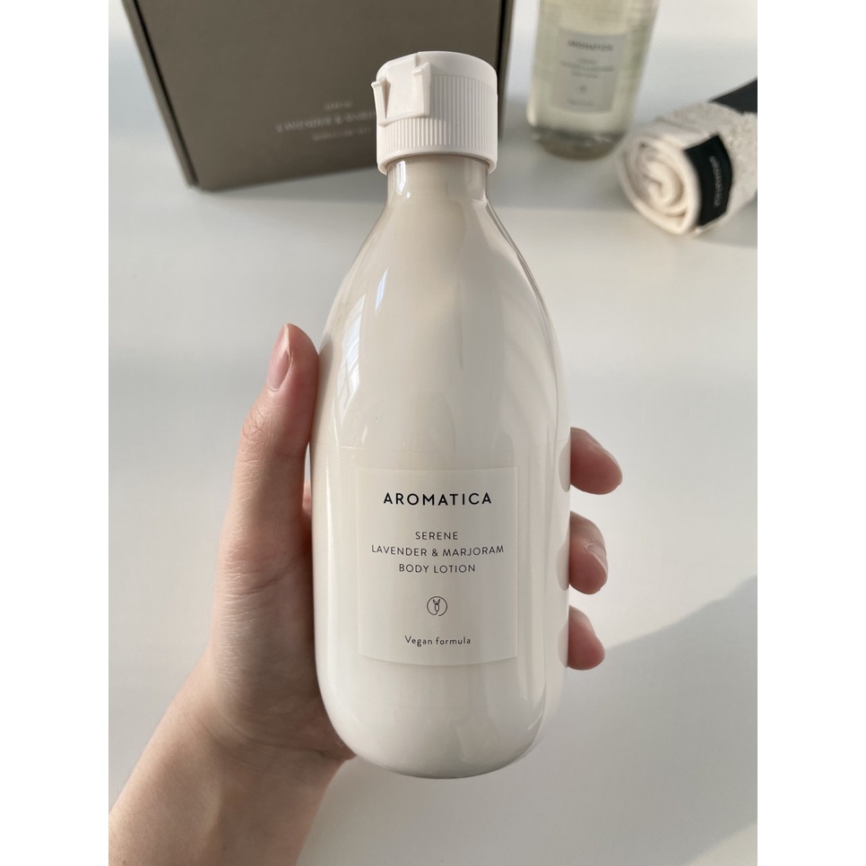 Sữa dưỡng thể thảo dược chiết xuất oải hương và kinh giới Aromatica Serene Body Lotion 300ml