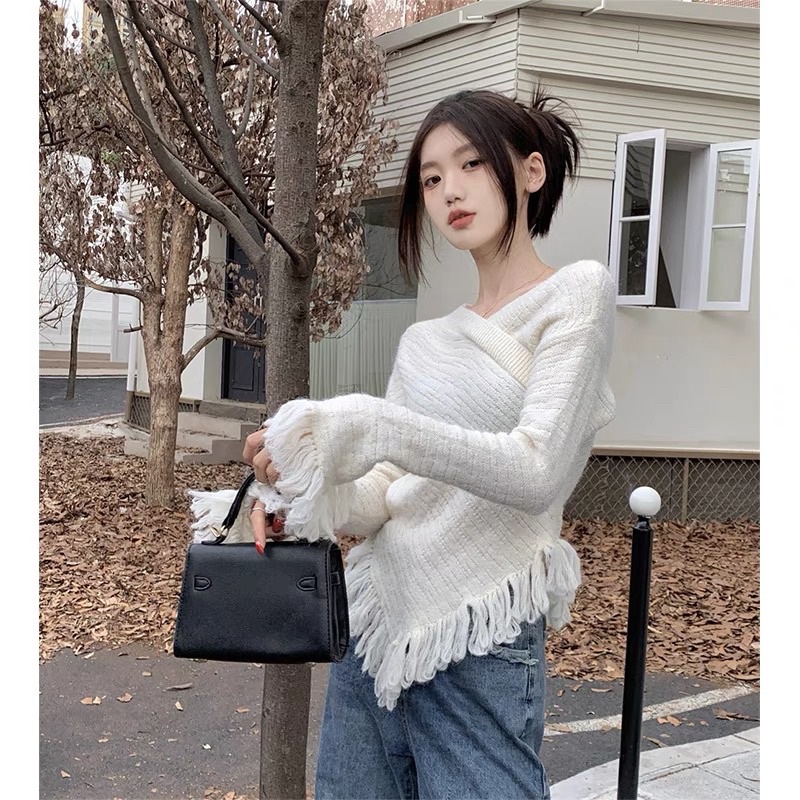 Áo len trễ vai tua rua trắng