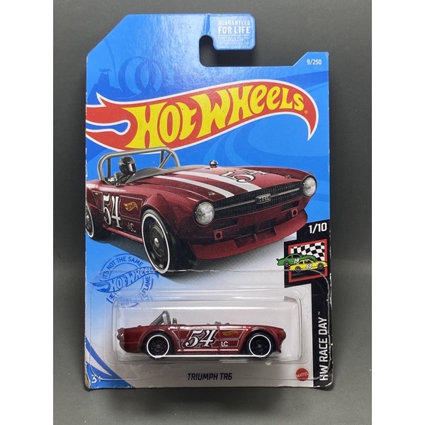 Xe mô hình Hot Wheels Triumph TRG tỉ lệ 1/64