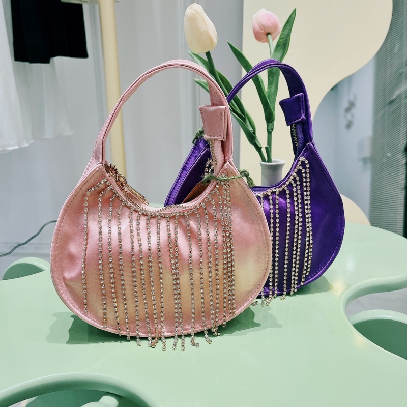 Túi tay cầm mini vải satin phối hạt đá màu tím/hồng
