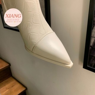 Bốt trắng mũi nhọn