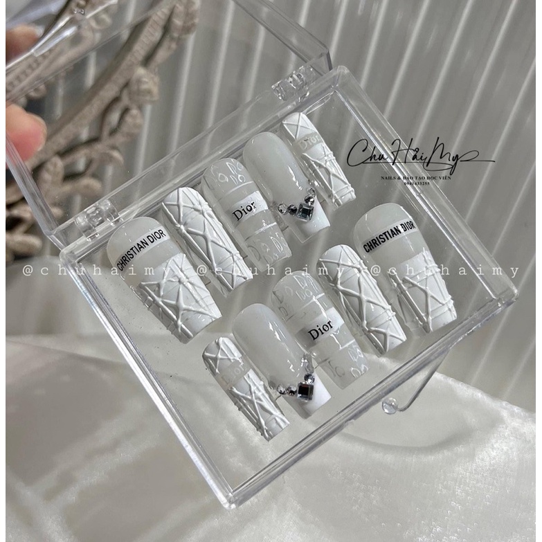 Nailbox thiết kế hot trend 2023 dior phối đá