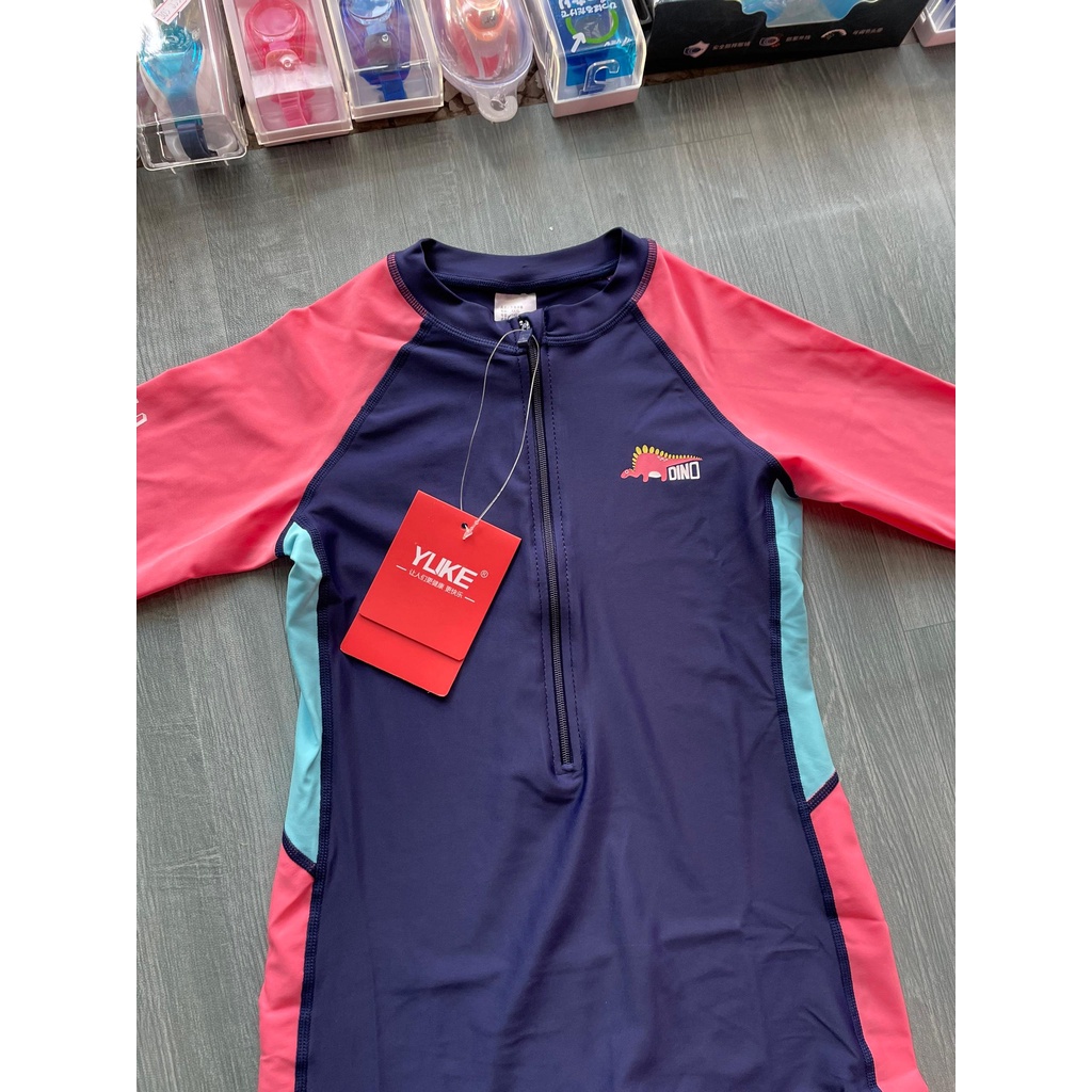 Bộ bơi bé gái dài liền, quần ngắn, màu than tay hồng YUKE 2189