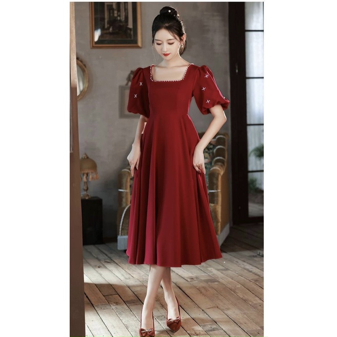 ĐẦM XÒE ĐỎ TAY PHỒNG ĐÍNH HẠT TRAI Chất: vải cotton lạnh co giãn nhẹ Màu: đỏ đô Kiểu dáng: đầm xòe, cổ vuông đính hạt tr