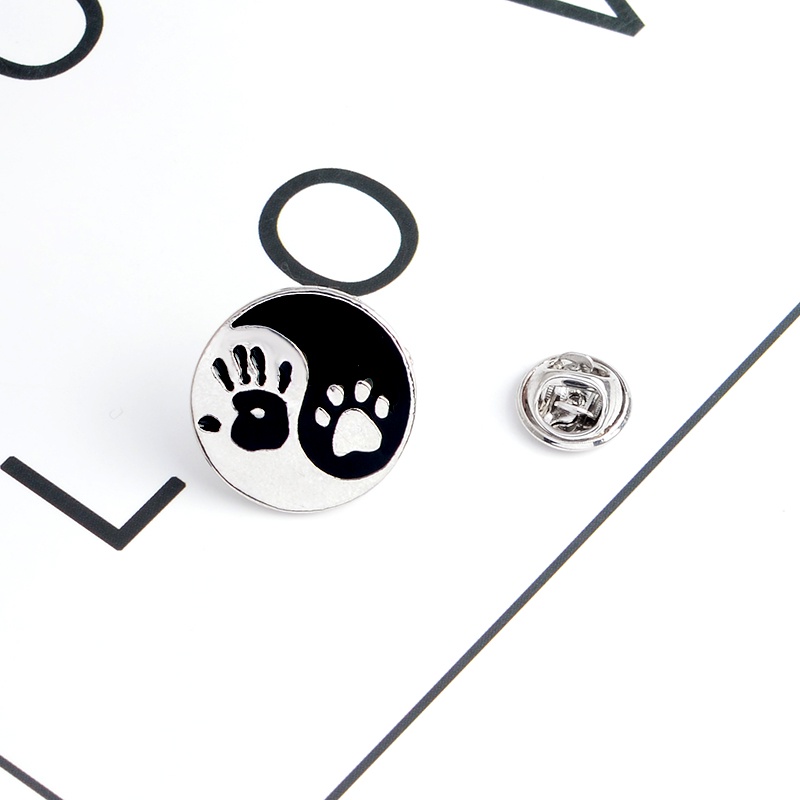 Huy Hiệu Cài Áo Hình Dấu Vân Tay Phong Cách Tai Mèo Độc Đáo