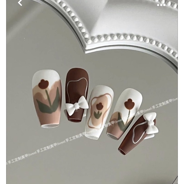 Móng úp hoa nâu nơ