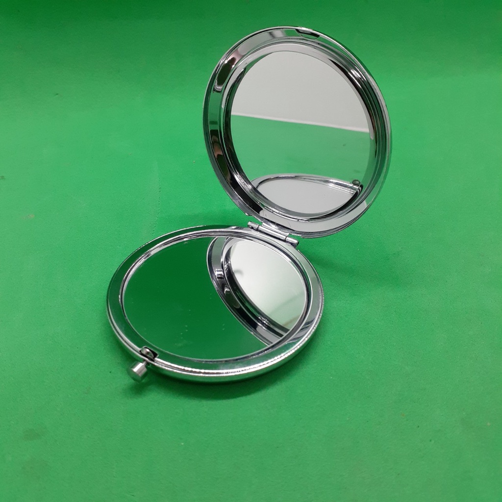 Gương gấp trang điểm chất lượng cao, sắc nét, gương phóng to 2 lần để quan sát từng chi tiết.