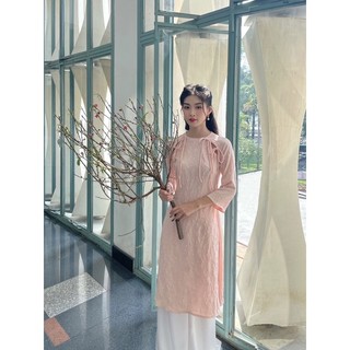 Áo dài cách tân Tết Yên Giao chi tiết hoa nổi xinh xắn, duyên dáng