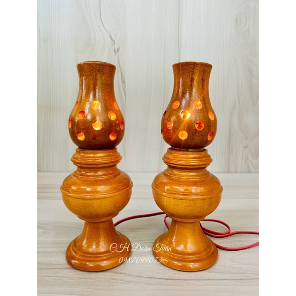 cặp đèn thờ gỗ kiểu dáng đèn dầu tổ ong để bàn kèm bóng