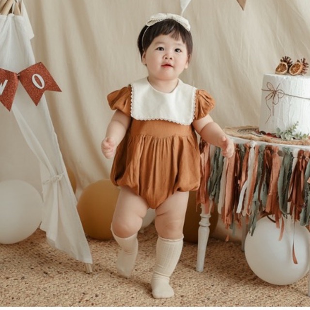 V17 Bộ liền thân Bodysuit cổ vuông rời pha ren chất liệu linen thoáng mát cho bé gái, màu nâu tây xinh xắn