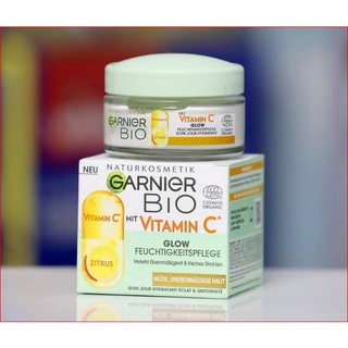  Kem dưỡng ẩm giúp sáng da làm mờ vết thâm Garnier vitamin c. 